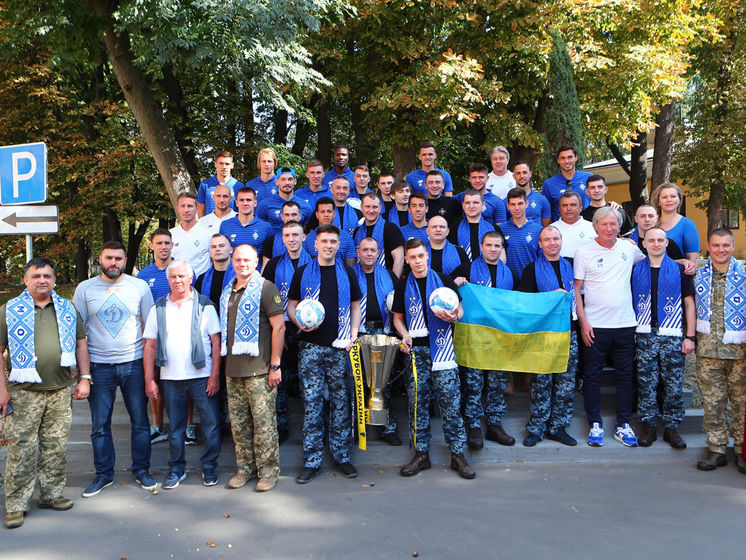 Игроки "Динамо" встретились с освобожденными военными моряками