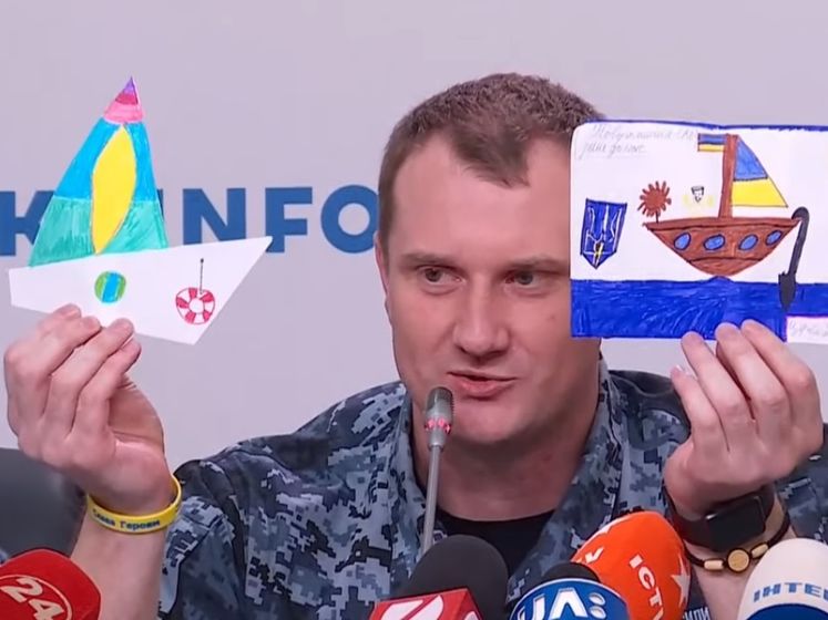 ﻿"Надавали сили духу й волі". Моряк Гриценко показав дитячі малюнки, які йому передавали в російську в'язницю. Відео