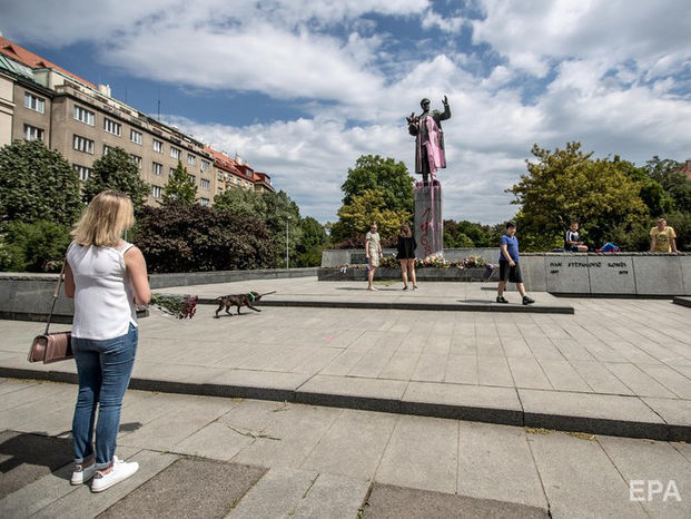 Власти Праги одобрили перенос памятника советскому маршалу Коневу с площади в музей. Ранее его регулярно обливали краской