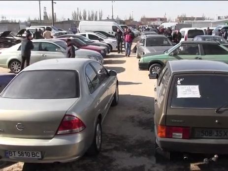 Крымчане массово продают свои автомобили на материковой части Украины. Видео