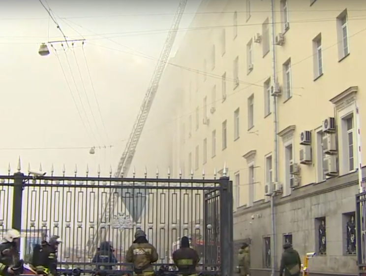 В Москве горит одно из зданий минобороны РФ. Видео
