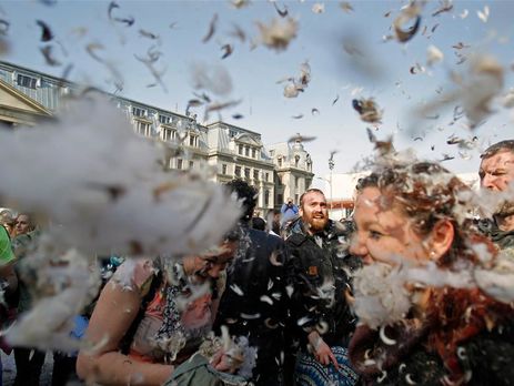 Международный день битвы подушками. Фоторепортаж