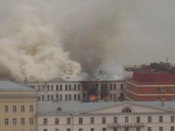 В Москве полностью потушили пожар в здании минобороны