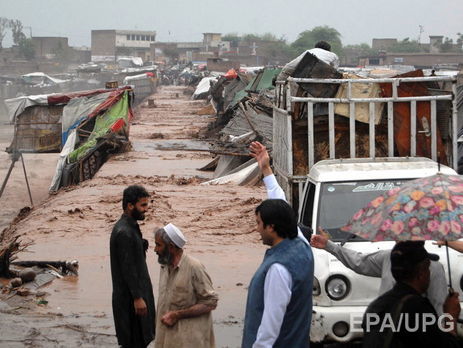Жители Пакистана страдают от наводнения