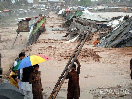 Проливные дожди спровоцировали масштабное наводнение в Пакистане. Фоторепортаж