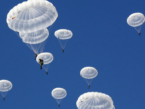Российские военные десантировались с парашютами