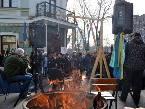 В Одессе протестующие заблокировали входы в областную прокуратуру, поставили виселицу и разожгли костры