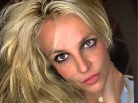 Спирс в образе брюнетки показала фигуру в купальнике