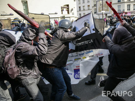 В Париже полиция применила слезоточивый газ при разгоне студенческой манифестации. Фоторепортаж