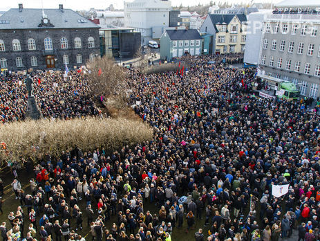 К отставке премьера привели многотысячные протесты в Рейкьявике