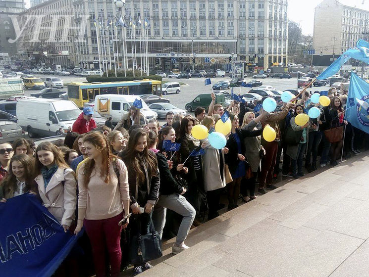 Киевские студенты создали "Цепь объединения" в поддержку Украины накануне референдума в Нидерландах. Видео