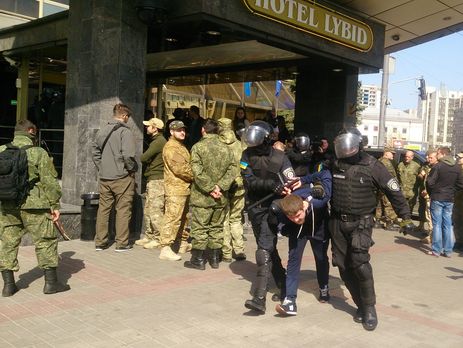 В Киеве полиция задержала людей, не хотевших выселяться из гостиницы 