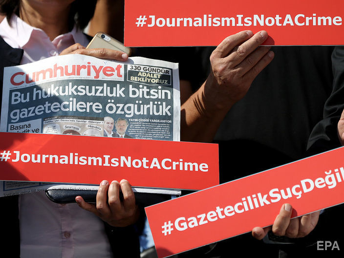 ﻿У Туреччині суд скасував вироки п'ятьом ексспівробітникам опозиційної газети Cumhuriyet