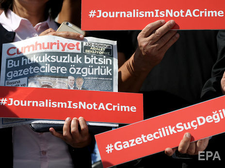 ﻿У Туреччині суд скасував вироки п'ятьом ексспівробітникам опозиційної газети Cumhuriyet