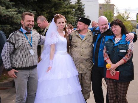 На свадьбе дочери боевика "ЛНР" Анастасии Бессединой были сфотографированы гости с символикой ОБСЕ (крайние слева и справа)
