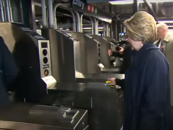 Хиллари Клинтон не смогла с первого раза пройти через турникет в метро Нью-Йорка. Видео