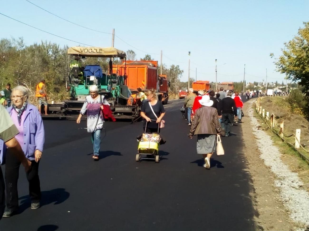 Возле моста в Станице Луганской продолжают асфальтировать дорогу – Офис  президента