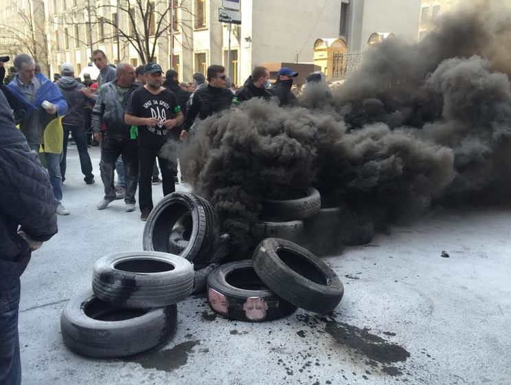 Активисты Автомайдана зажгли шины под Администрацией Президента