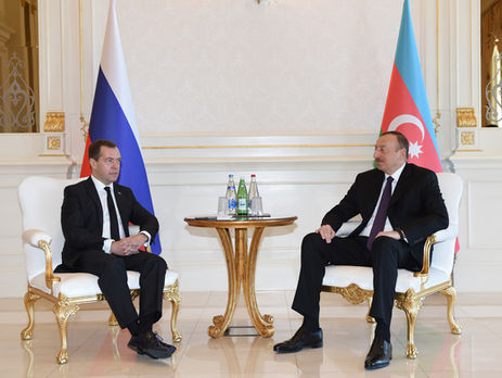 Алиев и Медведев провели встречу в Баку