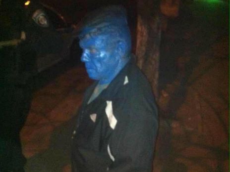 Организация Яроша: В Днепропетровске покрасили синей краской голову мужчине, рисовавшему сепаратистские лозунги
