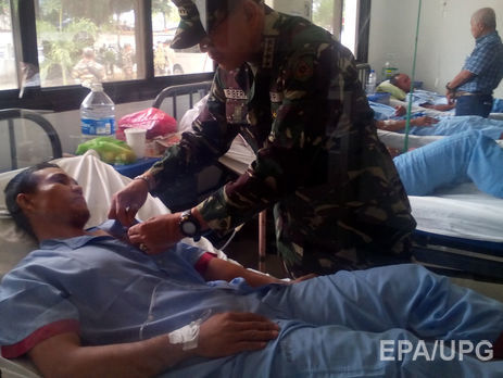 Командующий вооруженными силами Филиппин Эрнандо Ириберри наградил солдат, раненных на Басилане