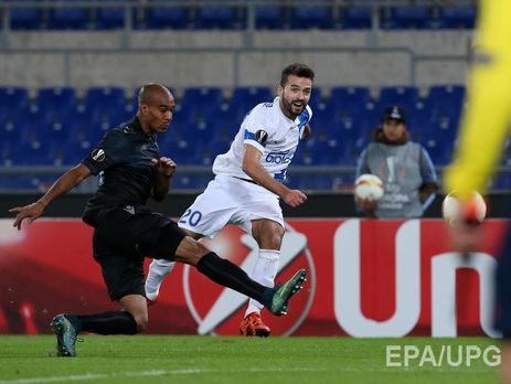 В Украине во время футбольного матча судьи не засчитали гол вратаря со своей половины поля. Видео