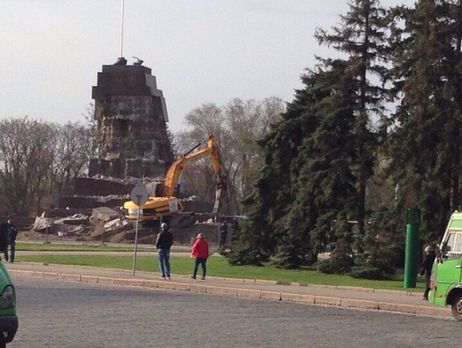 В Харькове сносят постамент ранее самого большого памятника Ленину в Украине