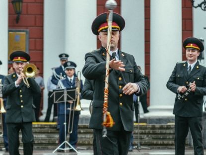 Оркестр Нацгвардии исполнил в Одессе песню о лабутенах. Видео