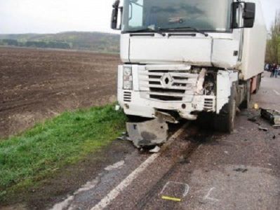 В Черкасской области грузовик столкнулся с автомобилем, четыре человека погибли
