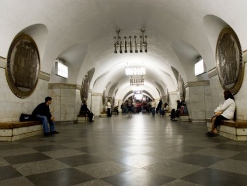 "Киевский метрополитен": Вход на станцию метро "Вокзальная" с мая будут закрывать в "пиковые часы"