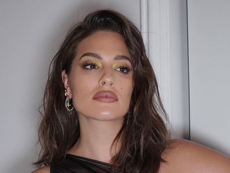 Беременная Грэм занимается йогой