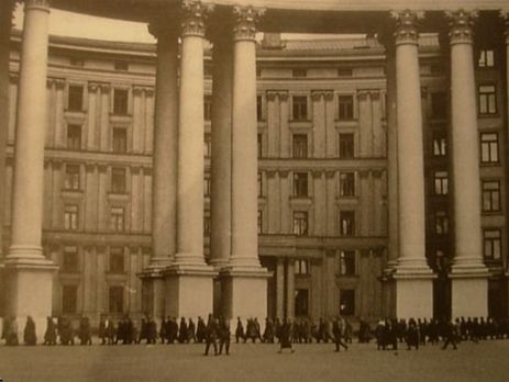 Киевлянка Хорошунова в дневнике 1942 года: Краснолицые, лоснящиеся немки в военных костюмах с иронией смотрят на нашу жалкую, голодную толпу