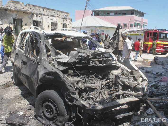 Террористы взорвали автомобиль у правительственного здания в Сомали, пять человек погибли