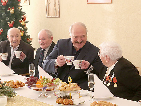 Лукашенко распорядился повысить пенсионный возраст в Беларуси