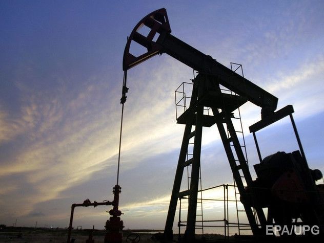 Цена на нефть откатилась ниже $43 за баррель после вчерашнего скачка