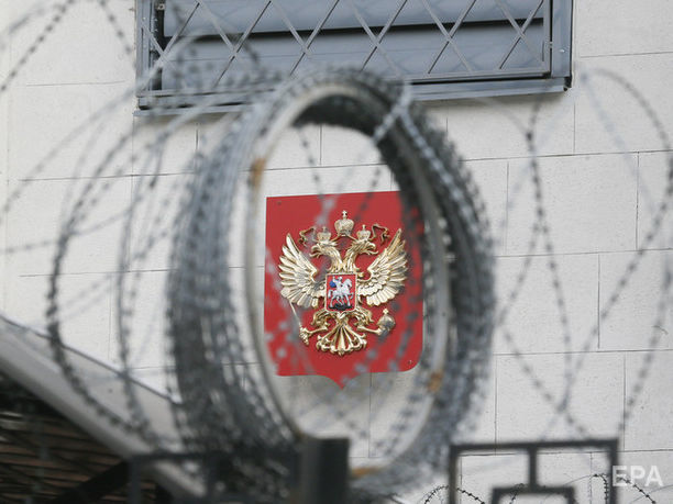 В Киеве с забора посольства России демонтировали колючую проволоку