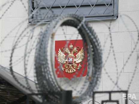 В Киеве с забора посольства России демонтировали колючую проволоку