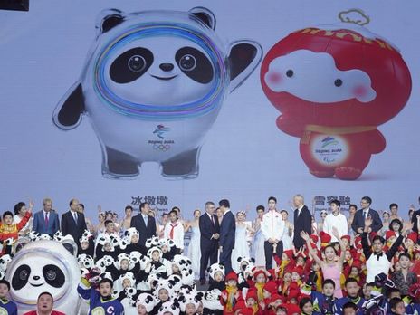 ﻿Талісманом зимової Олімпіади 2022 року стала панда, маскотом Паралімпійських ігор – китайський ліхтарик