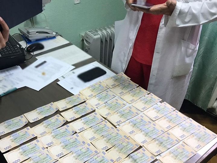 ﻿Двох лікарів українського інституту раку повідомили про підозру у справі про продаж пацієнтам безкоштовних ліків