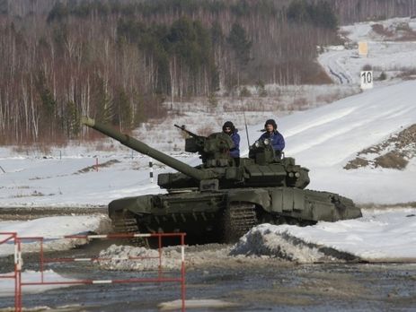 Туристам демонстрируют танк Т-90 в действии