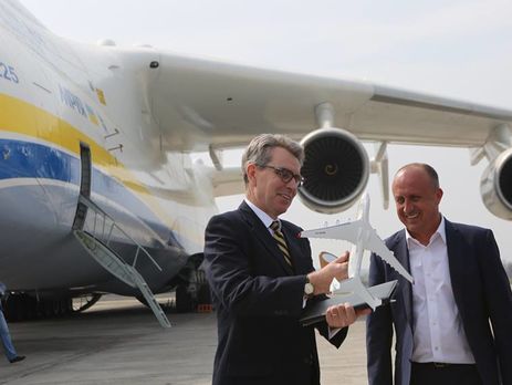 Пайетт посетил аэропорт Антонов, где обсудил украино-американское сотрудничество. Фоторепортаж