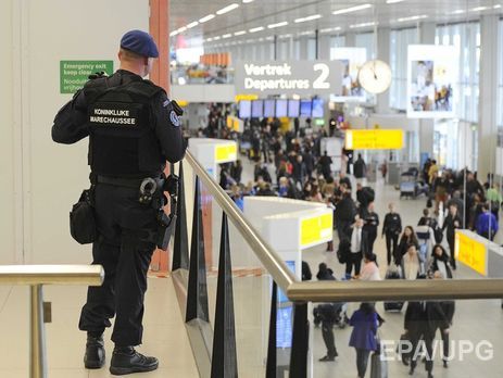 Полиция в аэропорту Амстердама