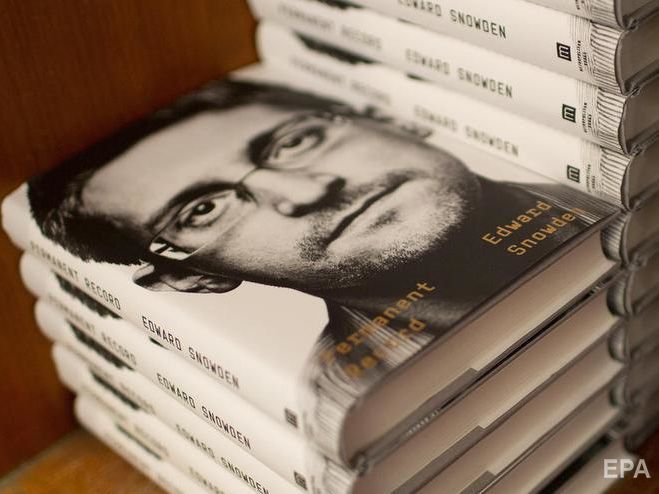 ﻿Мін'юст США подав до суду на Сноудена через його мемуари