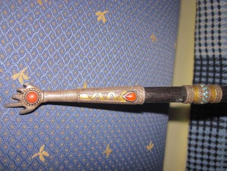 Пограничники изъяли старинный посох в поезде, ехавшем в Москву