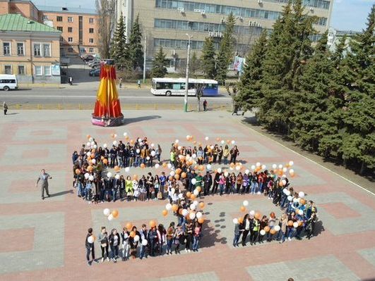В Пензе участники флешмоба в честь Дня космонавтики выстроились в цифру "55", похожую на свастику