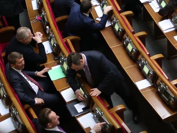 В Раде сняли, как депутат "Відродження" Шипко голосовал сразу за четверых. Видео