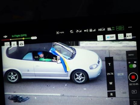 До автомобіля Белька прикріплено прапор України