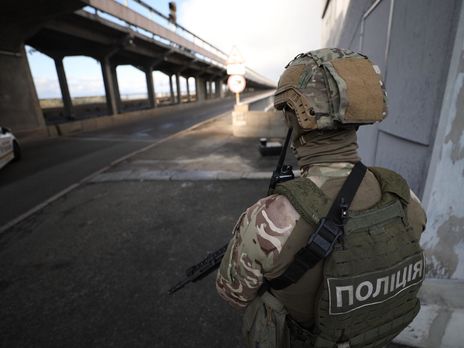 В Киеве мужчина угрожает взорвать мост Метро, полиция проводит спецоперацию. Трансляция