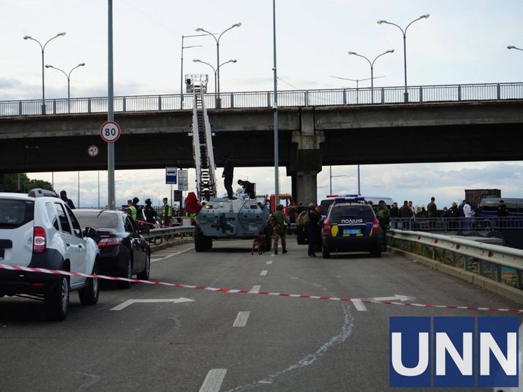 ﻿До мосту Метро в Києві, який заблоковано через погрози влаштувати вибух, прибули БТР 