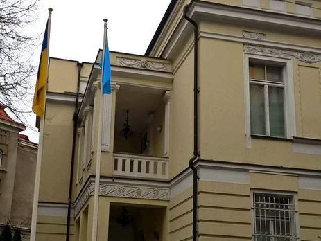Возле посольства Украины в Литве подняли украинский и крымскотатарский флаги
